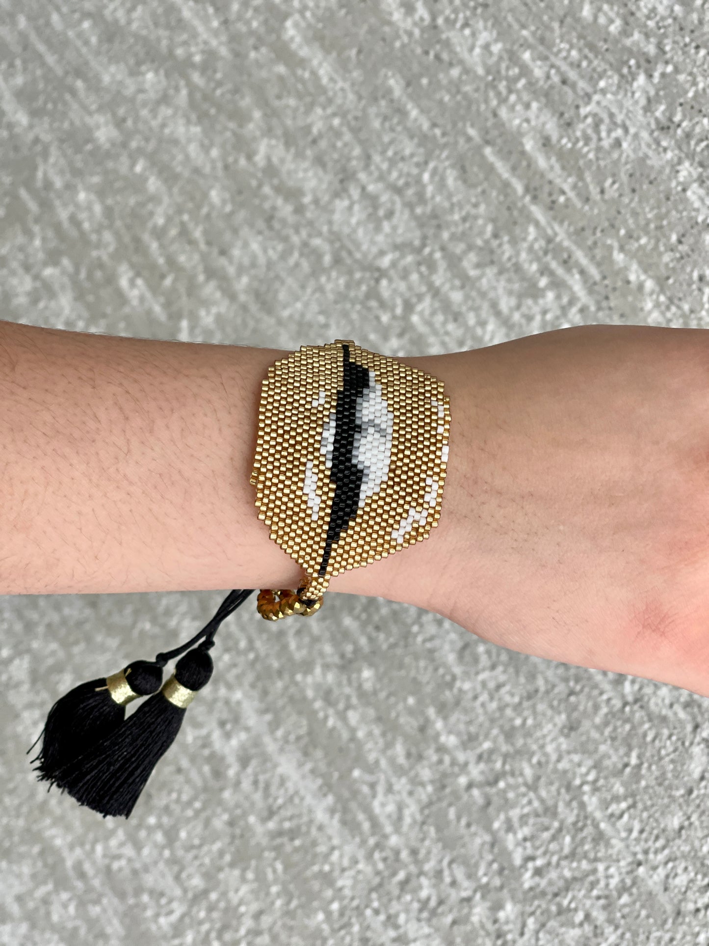 Gold lip bracelet